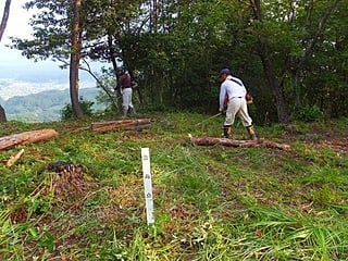 磨石山頂上での作業