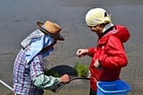 佐藤さん（左）がポット苗の説明